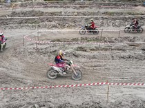 1747631186736-pebalap-unjuk-kemampuan-di-kejuaraan-motocross-sultra-1747625675540_43
