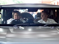 1748603160344-presiden-ri-prabowo-subianto-kiri-menyopiri-presiden-prancis-emmanuel-macron-menggunakan-kendaraan-maung-pindad-saat-mengunjun-1748588413443_43