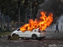 1756488012996-penampakan-mobil-terbakar-di-tengah-aksi-demo-markas-brimob-kwitang-1756470537955_43