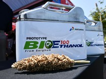 1761305179635-kolaborasi-pertaminatoyota-uji-coba-bioethanol-100-di-giias-2024_43