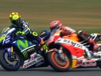 1761412853074-rossi-diduga-tendang-marquez-di-motogp-malaysia-2015_43