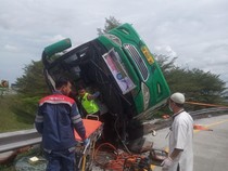 1761477610784-kecelakaan-bus-pariwisata-di-tol-pemalang-sabtu-25102025-1761370792314_43