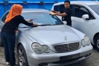 1761542376656-petugas-tempel-stiker-ke-mobil-telat-bayar-pajak-dok-samsat-serang-1761287121647_43