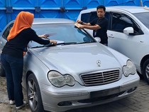 1761542376656-petugas-tempel-stiker-ke-mobil-telat-bayar-pajak-dok-samsat-serang-1761287121647_43