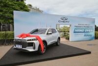 1761585679424-chery-tiggo-cross-csh-hybrid-diserahkan-ke-konsumen-indonesia-1761531568786_43