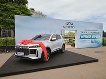 1761585679424-chery-tiggo-cross-csh-hybrid-diserahkan-ke-konsumen-indonesia-1761531568786_43