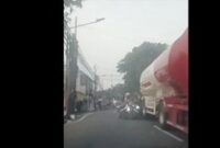 1761650828876-pemotor-gagal-salip-truk-tangki-1761620870086_43