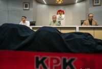 1761715374128-ini-tumpukan-uang-rp-26-miliar-barbuk-ott-oku-1742124935597_43