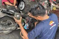 1761736840002-montir-mengatasi-masalah-motor-brebet-gegara-pertalite-di-surabaya-1761642635039_43