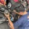 1761736840002-montir-mengatasi-masalah-motor-brebet-gegara-pertalite-di-surabaya-1761642635039_43