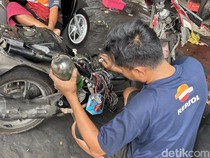 1761736840002-montir-mengatasi-masalah-motor-brebet-gegara-pertalite-di-surabaya-1761642635039_43