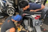 1761736978087-bengkel-di-gresik-kebanjiran-pelanggan-yang-motornya-brebet-usai-isi-pertalite-1761632047595_43