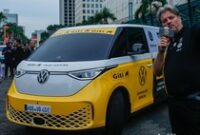 1761758383295-rainer-zietlow-menembus-lima-benua-dengan-mobil-listrik-1761708226080_43