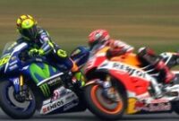 1762276817295-rossi-diduga-tendang-marquez-di-motogp-malaysia-2015_43