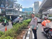 1762319990860-kecelakaan-lalu-lintas-terjadi-antara-toyota-fortuner-dengan-kijang-innova-di-jalan-rasuna-said-jakarta-selatan-jaksel-dok-ist-1762258701082_43