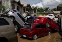 1762363233559-deretan-mobil-rusak-dan-bertumpuk-usai-amukan-topan-kalmaegi-1762327234191_43