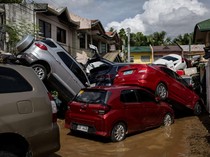 1762363233559-deretan-mobil-rusak-dan-bertumpuk-usai-amukan-topan-kalmaegi-1762327234191_43