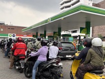1762406784614-antrian-mengular-di-spbu-swasta-dan-produk-pertamax-1762313409822_43