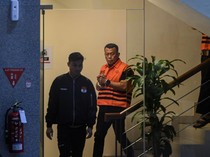 1762665582691-penampakan-bupati-ponorogo-kenakan-rompi-oranye-usai-ditetapkan-tersangka-suap-1762652842944_43