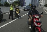 1763011298976-aksi-polisi-tilang-pemotor-nakal-di-jlnt-casablanka-5_43