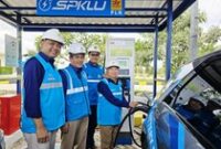 1763205721211-direktur-retail-dan-niaga-pt-pln-persero-edi-srimulyanti-saat-melakukan-pengecekan-spklu-di-rest-area-tol-trans-sumatera-km-11-1742969229846_43