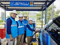 1763205721211-direktur-retail-dan-niaga-pt-pln-persero-edi-srimulyanti-saat-melakukan-pengecekan-spklu-di-rest-area-tol-trans-sumatera-km-11-1742969229846_43