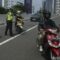 1763356893327-aksi-polisi-tilang-pemotor-nakal-di-jlnt-casablanka-5_43