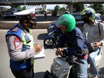 1763443405866-pemotor-ditilang-dalam-operasi-zebra-di-kalimalang_43