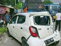 1764479068480-kecelakaan-beruntun-13-kendaraan-di-karawang-1764405802744_43