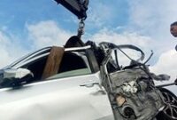 1764738318306-petugas-mengevakuasi-kendaraan-yang-terlibat-kecelakaan-beruntun-di-jalan-tol-cipularang-1764668703263_43