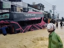 1764781545548-potret-bus-bus-sumatera-bertahan-dari-terjangan-banjir-1764753587219_43