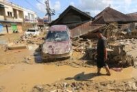 1764824724173-mobil-hingga-truk-tangki-terseret-banjir-aceh-tamiang-porak-poranda-1764771075254_43