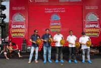 1765105503205-daihatsu-kumpul-sahabat-menyapa-masyarakat-malang-acara-ini-digelar-pada-minggu-71225-di-lapangan-rampal-malang-jawa-timur-1765081370823_43
