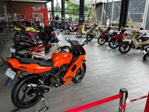 1765127085949-kementerian-ekonomi-kreatif-ekraf-dan-produsen-stiker-otomotif-asal-indonesia-maxdecal-kembali-berkolaborasi-untuk-menghadirka-1765098849909_43