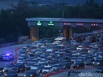 1765213492522-potret-kepadatan-arus-balik-di-gerbang-tol-cikatama-1_43
