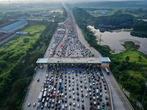 1765256699486-pemudik-padati-gerbang-tol-cikampek-utama-1_43