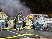 1765386280681-mobil-tesla-terbakar-1_43