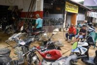 1765537504207-bengkel-diserbu-kendaraan-korban-longsor-banjir-di-tapteng-suku-cadang-menipis-1765511338330_43