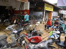 1765537504207-bengkel-diserbu-kendaraan-korban-longsor-banjir-di-tapteng-suku-cadang-menipis-1765511338330_43