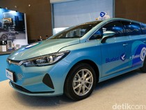 1765688668812-siap-mengaspal-taksi-listrik-baru-bluebird-pakai-byd-e6_43