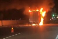 1765710298982-mobil-boks-terbakar-di-tol-jagorawi-usai-tabrakan-dok-ist-1765685819935_43