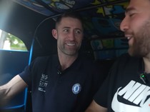1765818287029-legenda-chelsea-gary-cahill-naik-bajaj-di-jakarta-1765790616609_43