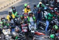 1765861486784-jelang-demo-ojol-masih-layani-penumpang_43