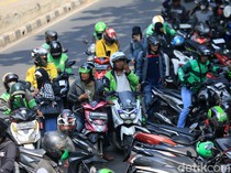 1765861486784-jelang-demo-ojol-masih-layani-penumpang_43