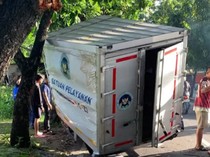 1765883082936-mobil-mbg-kecelakaan-di-depok-1765860825838_43