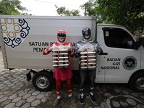 1766034288267-power-rangers-antar-makan-bergizi-gratis-untuk-siswa-di-kediri-1763019540874_43