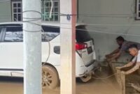 1766077491209-toyota-innova-reborn-jadi-mobil-penarik-lumpur-1766044488645_43