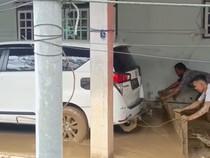 1766077491209-toyota-innova-reborn-jadi-mobil-penarik-lumpur-1766044488645_43