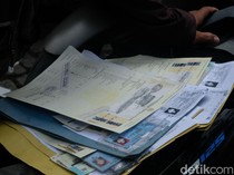 1767092719806-pemutihan-pajak-kendaraan-se-banten-warga-serbu-samsat-ciputat-1744261253279_43