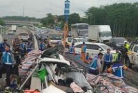 1767589557005-penampakan-toyota-voxy-remuk-dan-mercy-tertimbun-muatan-besi-di-tol-batang-minggu-412026-1767543461554_43